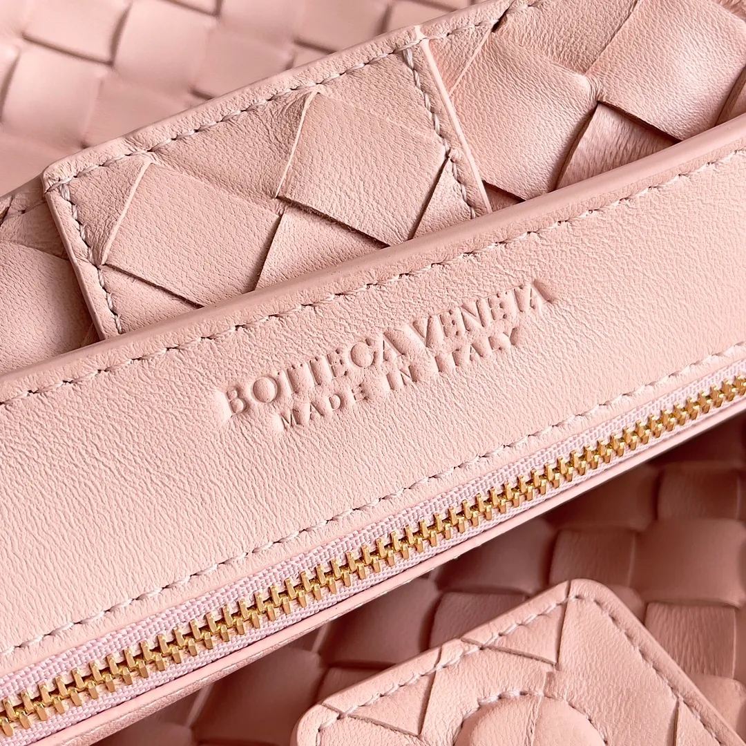 The 2023 new Andiamo batch of 2260 BV has been shipped‼ ️Really popular🔥The new Andiamo woven handbag launched by Bottega Veneta this season is really popular all over the world! ! Celebrities at home and abroad have worn it, and Oscar-winning actress Michelle Yeoh has taken it out on the street. Song Jia, Trai Yara, Yu Feihong, Sanji Ayaka, Rosie Hunting-Whiteley, Yoshioka Riho, etc. have all picked up this bag. It is classic and versatile, showing off its temperament, and the bag capacity is also large, which is very convenient for daily commuting! ! A variety of carrying methods, the shoulder straps can be adjusted by yourself, the original lambskin feels soft and delicate, and the neutral style is made to break gender boundaries and bring a more practical and long-lasting use experience. Andiamo, which has both elegant and casual styles, perfectly interprets the true appearance of "fashionable old money style". Style number: 743572 Size: 32*24*12